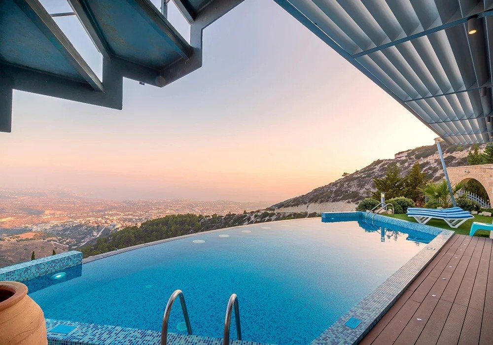 Comfortable and Durable ALumverde LuxeFlow Decking for Hotels