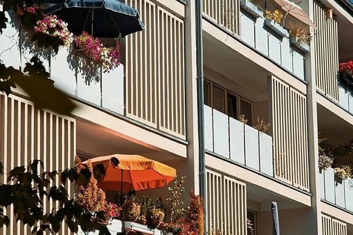 Engineering assistance for seamless railing integration with outer layer