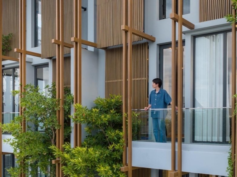 Lightweight cladding and tubes provide strong, versatile, and rhythmic aesthetics