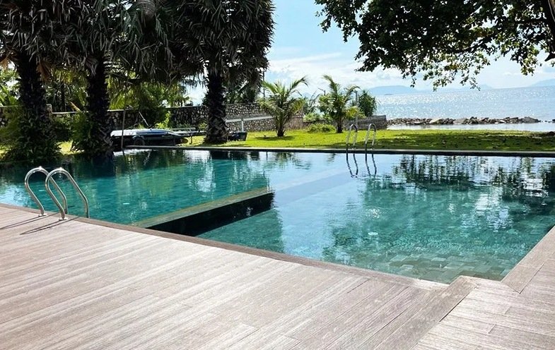 Co-Extrusion Aluminum LuxeFlow Decking includes a smart built-in drainage setup
