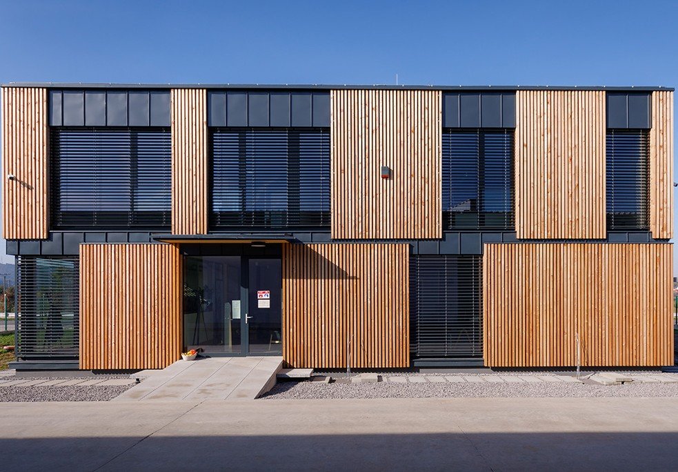 Achieving the Great Wall Slat Pattern for Modern Office Facades with Lightweight Slat Cladding