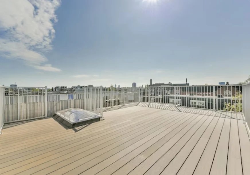 High-rise co-extrusion aluminum decking with drainage cooling and dual-color design