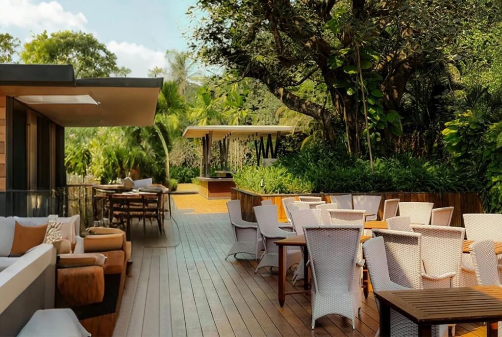 Keeping Restaurant Restaurant Patios Cool with 30% Heat-Insulating ALumverde Decking
