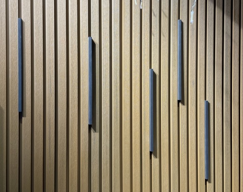Lightweight durable co-extrusion aluminum cladding with authentic wood aesthetics