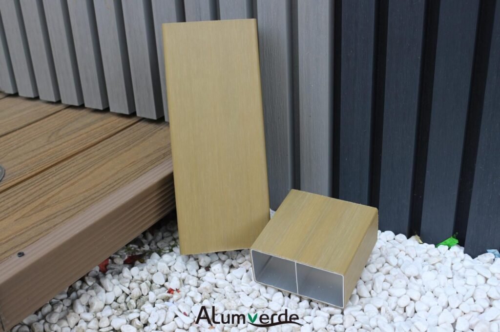 Custom co-extrusion aluminum profiles for long cladding and drainage layouts