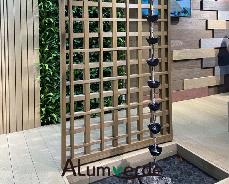 Customized co-extrusion aluminum tube partitions for retail space zoning and support