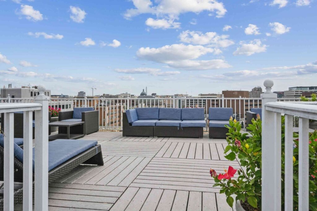 Lightweight co-extrusion aluminum decking for high-rise balconies and terraces