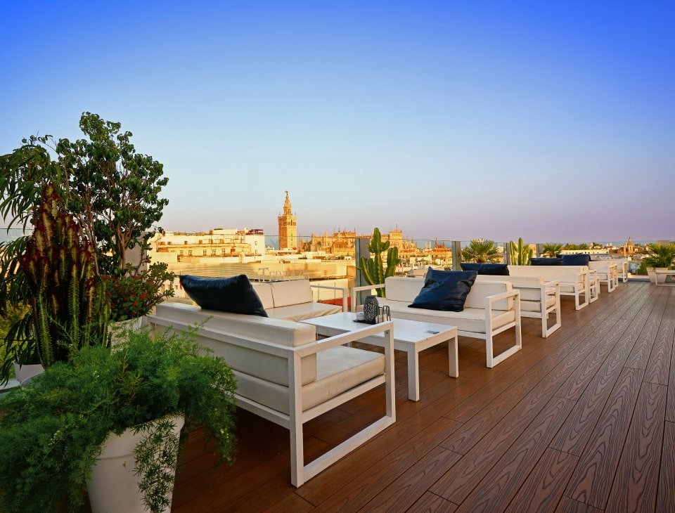 Luxury waterfront decking for dry seaside hospitality terraces