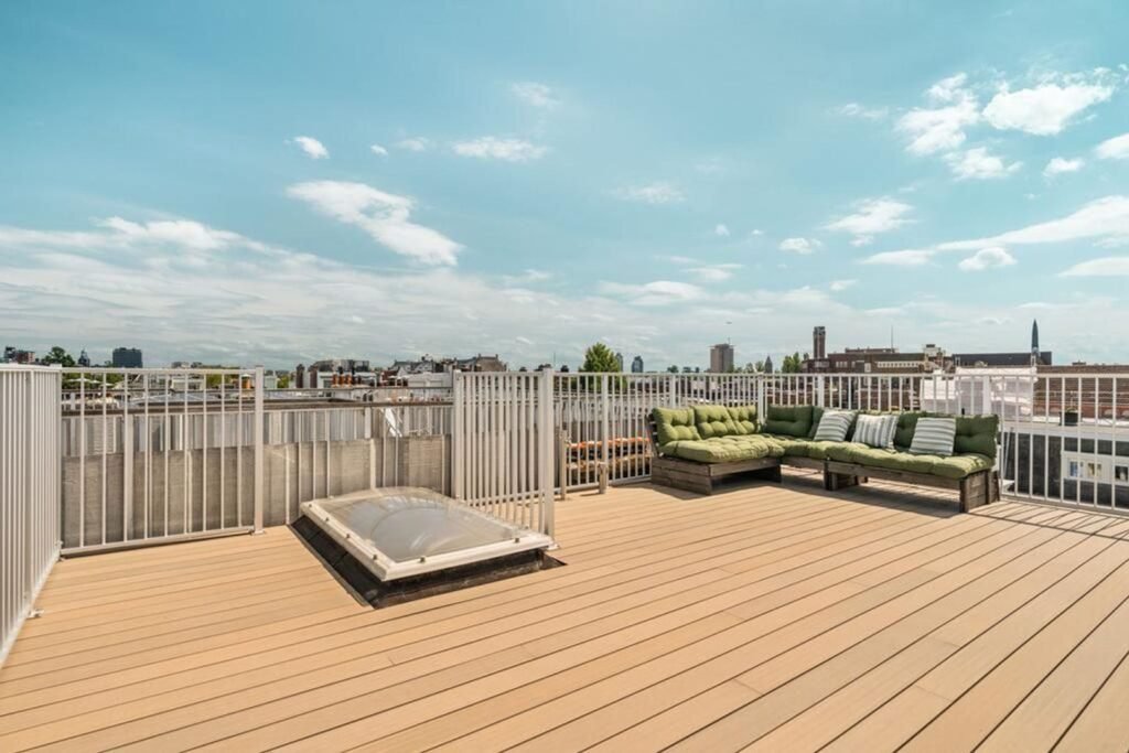 Weather-resistant co-extrusion aluminum decking for balconies and outdoor terraces